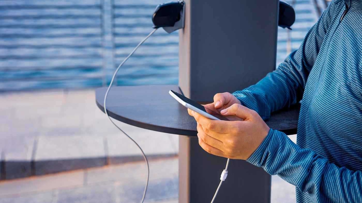 خطر يهدد الهواتف عبر منافذ الشحن العامة خطر يهدد الهواتف عبر منافذ الشحن العامة