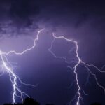 “الأرصاد” تحذر من خطورة البرق القادم من السحب
