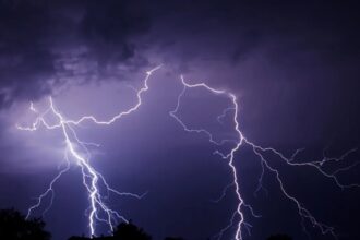 “الأرصاد” تحذر من خطورة البرق القادم من السحب