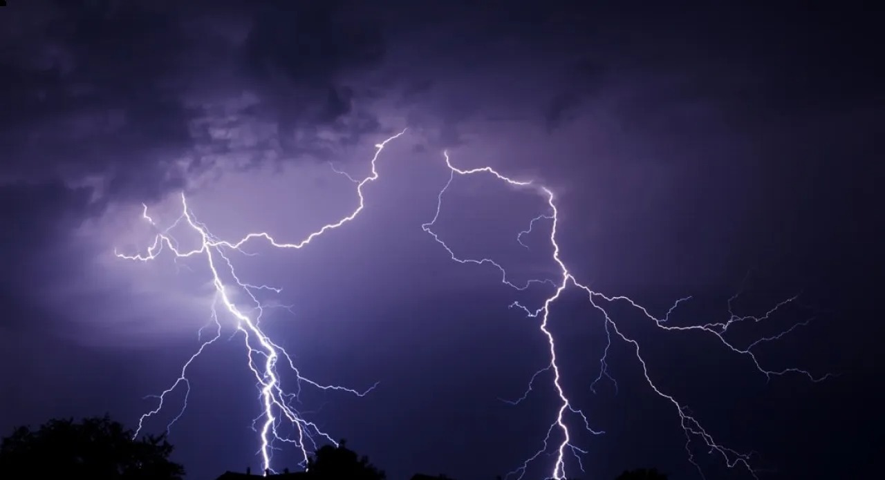 “الأرصاد” تحذر من خطورة البرق القادم من السحب “الأرصاد” تحذر من خطورة البرق القادم من السحب