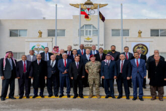 الملك يلتقي متقاعدين عسكريين خدموا إلى جانبه في القوات الخاصة