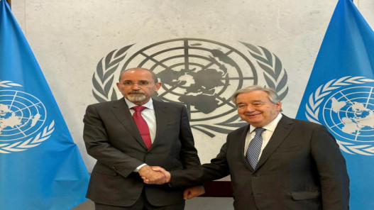 الصفدي وغوتيريش يؤكدان أهمية دعم الأونروا لضمان استمرار خدماتها للاجئين الفلسطينيين الصفدي وغوتيريش يؤكدان أهمية دعم الأونروا لضمان استمرار خدماتها للاجئين الفلسطينيين