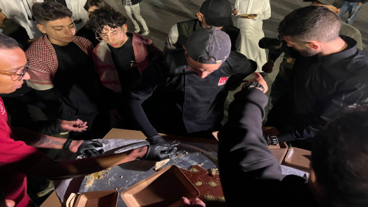 بمبادرة من ولي العهد والأميرة رجوة… توزيع الكنافة على جماهير سوق واقف قبيل مباراة الأردن والسعودية