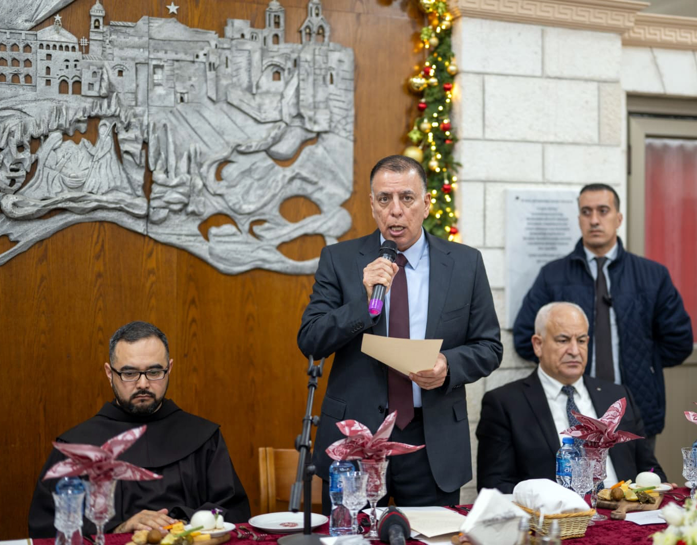 مندوبا عن الملك، وزير الداخلية يشارك بقداس منتصف الليل في كنيسة المهد ببيت لحم مندوبا عن الملك، وزير الداخلية يشارك بقداس منتصف الليل في كنيسة المهد ببيت لحم