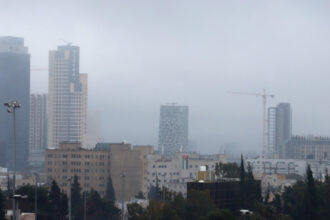 أجواء باردة وماطرة وتحذيرات من تشكل السيول مع تعمق المنخفض الجوي