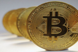 بتكوين تهبط لأقل من 90 ألف دولار