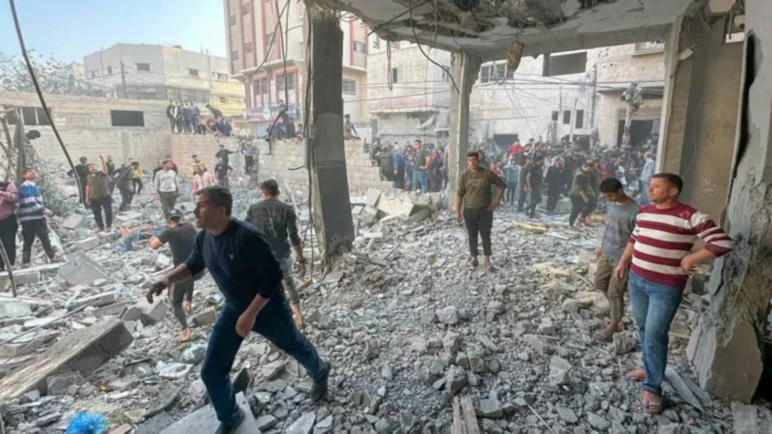 استشهاد فلسطينيين وإصابة آخرين جراء قصف الاحتلال شرقي غزة استشهاد فلسطينيين وإصابة آخرين جراء قصف الاحتلال شرقي غزة