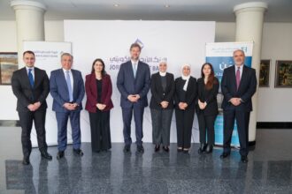 البنك الأردني الكويتي يوقّع اتفاقية تعاون مع مؤسسة الحسين للسرطان لتسويق برنامج “تأمين رعاية”