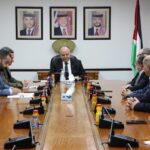 وفد اقتصادي فلسطيني يزور ” الصناعة والتجارة “