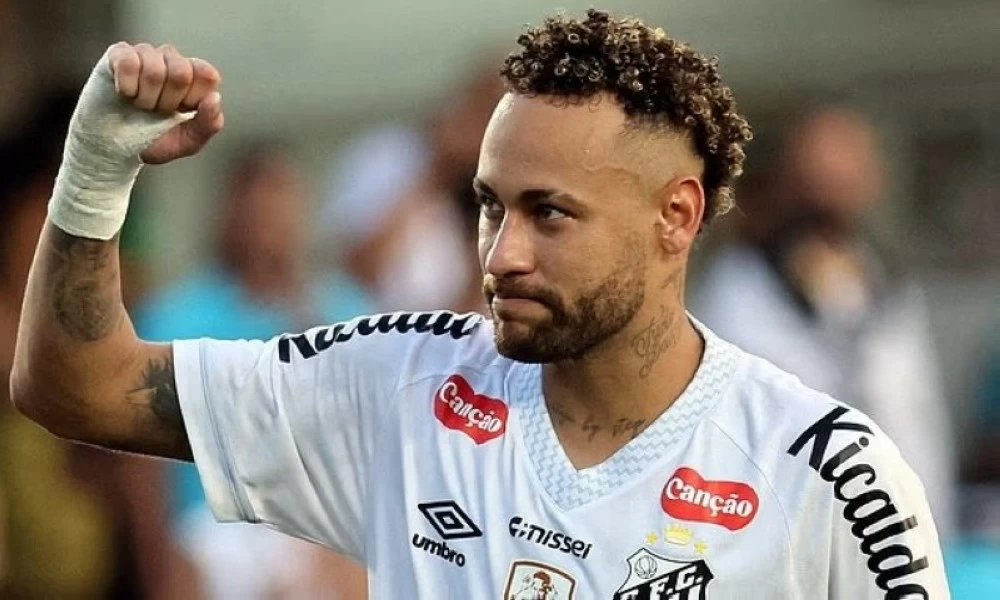 من غرفة العمليات إلى التجديد.. نيمار باقٍ مع سانتوس