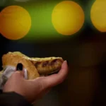 قطار بريطاني يقدم «نقانق من سلة المهملات» لركاب الدرجة الأولى