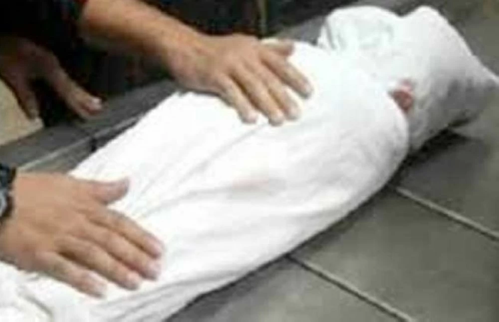 مصري يقتل طفله بعد تعذيب وحشي بسبب بكائه