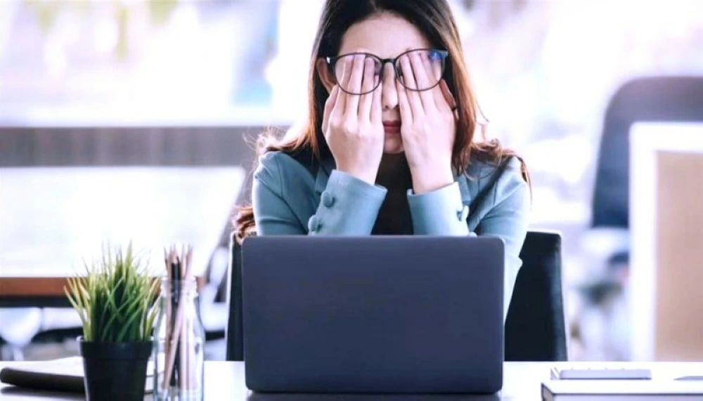 إنذارات صامتة في يوم العمل.. متى يتحوّل المكتب إلى عبء صحي؟ إنذارات صامتة في يوم العمل.. متى يتحوّل المكتب إلى عبء صحي؟