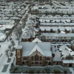 إغلاق أكثر من 30 مدرسة في ويلز بسبب تحذيرات الثلوج والجليد