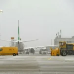 فرنسا تطلب إلغاء 15 % من الرحلات بمطارين بعد تساقط الثلوج