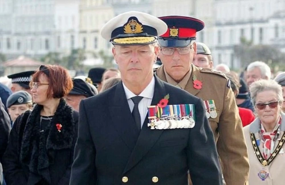 زيّ مزيّف وأوسمة وهمية.. بريطانيا تُعاقب منتحل صفة «أميرال البحرية الملكية»