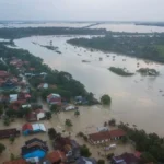 إعلان حالة الطوارئ في إندونيسيا بعد فيضانات مفاجئة