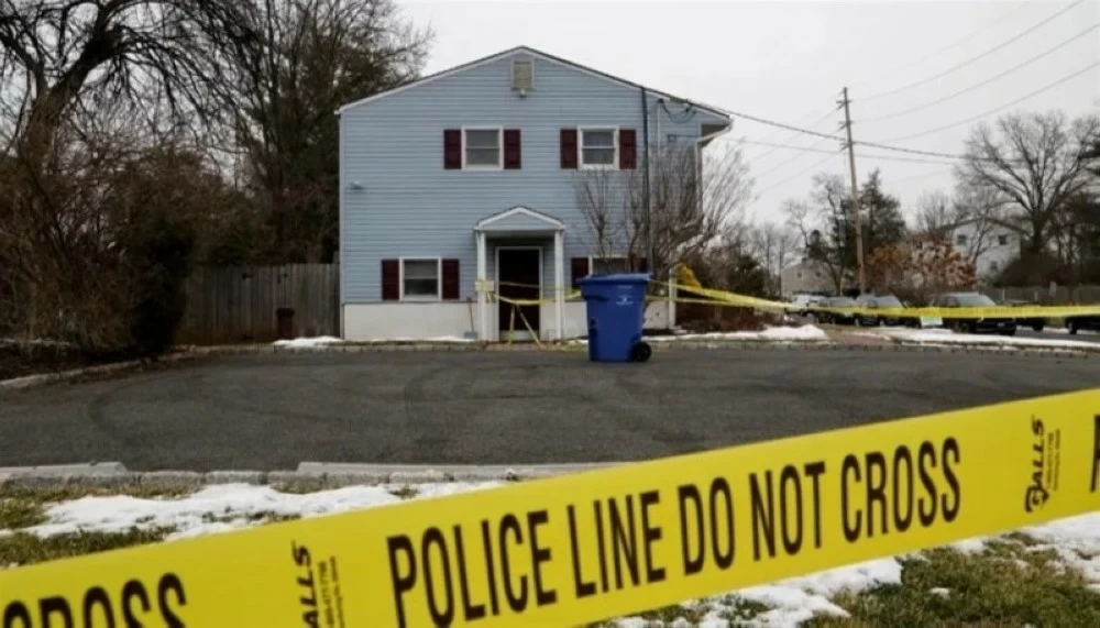 بعد العثور على 3 جثث في منزله.. أمريكي يهاجم الشرطة بـ«ساطور» بعد العثور على 3 جثث في منزله.. أمريكي يهاجم الشرطة بـ«ساطور»