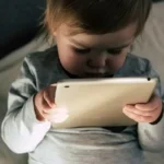 شاشات الهواتف تدمّر لغة الأطفال