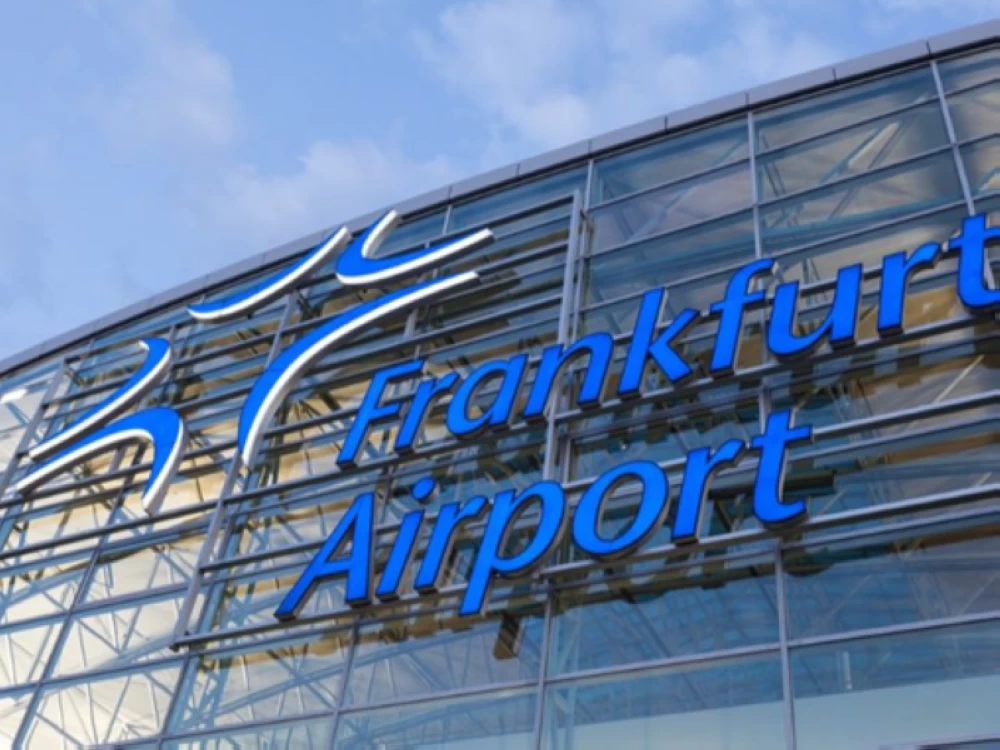 إلغاء عشرات الرحلات في مطار فرانكفورت بسبب الطقس الشتوي