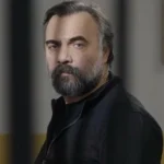 بتهم حيازة وتعاطي المخدرات.. القبض على مقدم «من سيربح المليون؟»