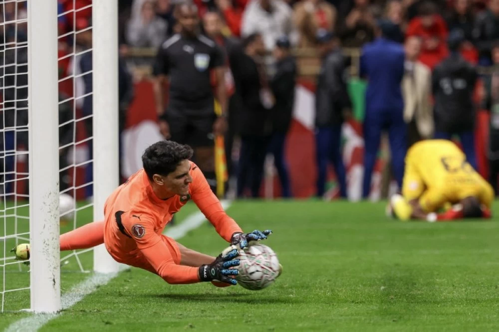 قفاز بونو يكتب التاريخ