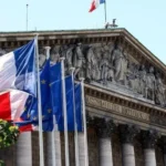 لا وضوء ولا صلاة.. قرار فرنسي لمطاردة الموظفين المسلمين يثير غضباً واسعاً