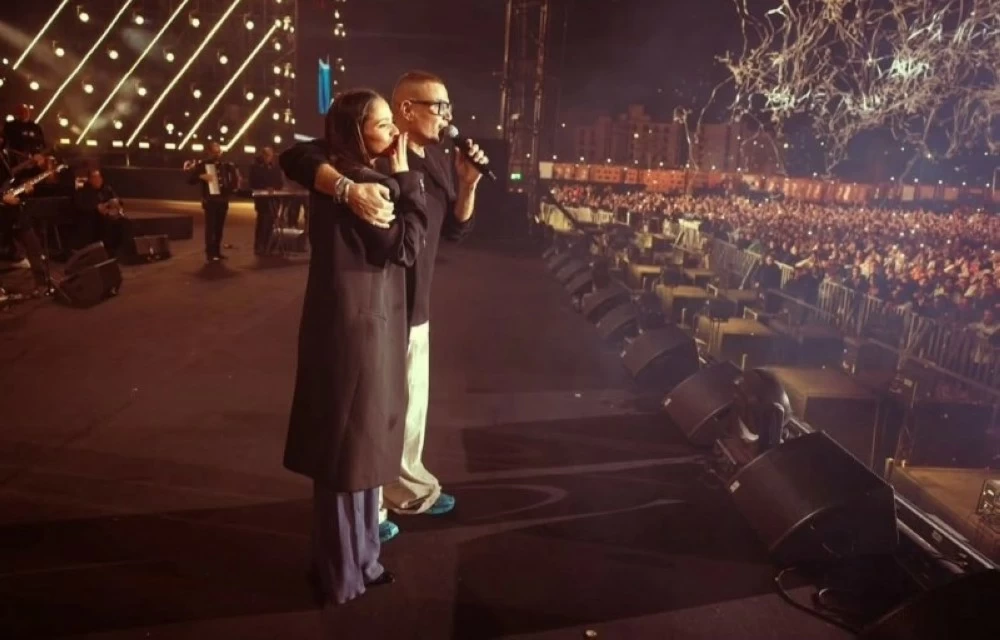 مفاجأة الحفل.. جنا عمرو دياب تصعد إلى المسرح وتشارك والدها الغناء مفاجأة الحفل.. جنا عمرو دياب تصعد إلى المسرح وتشارك والدها الغناء