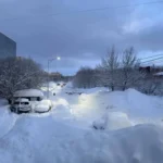 يصل إلى الطابق الثاني.. مدينة روسية تواجه كارثة ثلجية