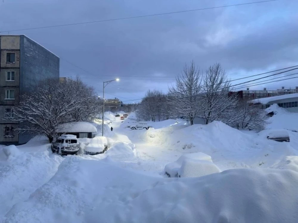يصل إلى الطابق الثاني.. مدينة روسية تواجه كارثة ثلجية