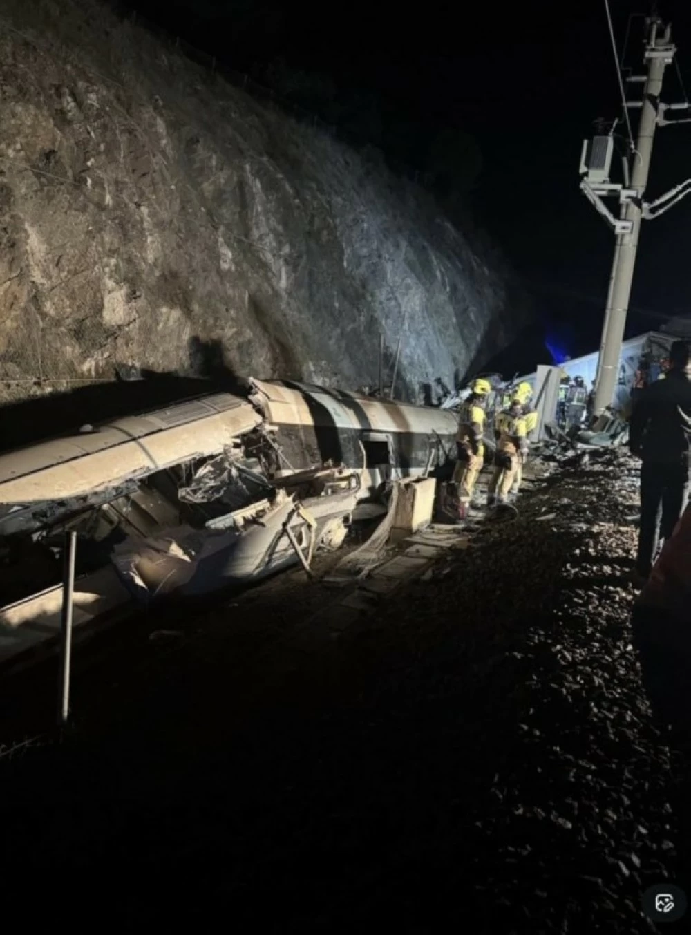 كارثة تهز إسبانيا.. عشرات القتلى في تصادم قطارين