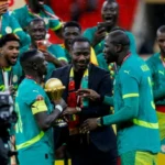 كوليبالي يفاجئ ماني على منصة التتويج.. ماذا فعل؟