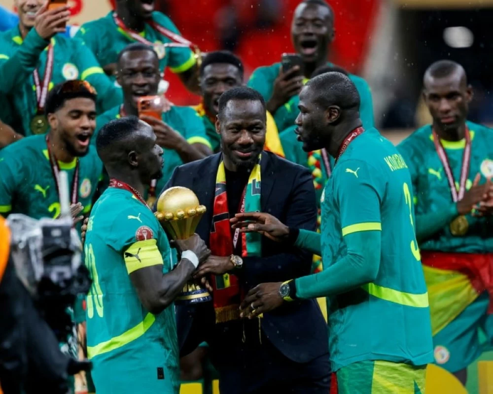 كوليبالي يفاجئ ماني على منصة التتويج.. ماذا فعل؟