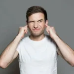 من الفواق إلى فرقعة المفاصل.. تفسيرات طبية لأصوات نسمعها يومياً