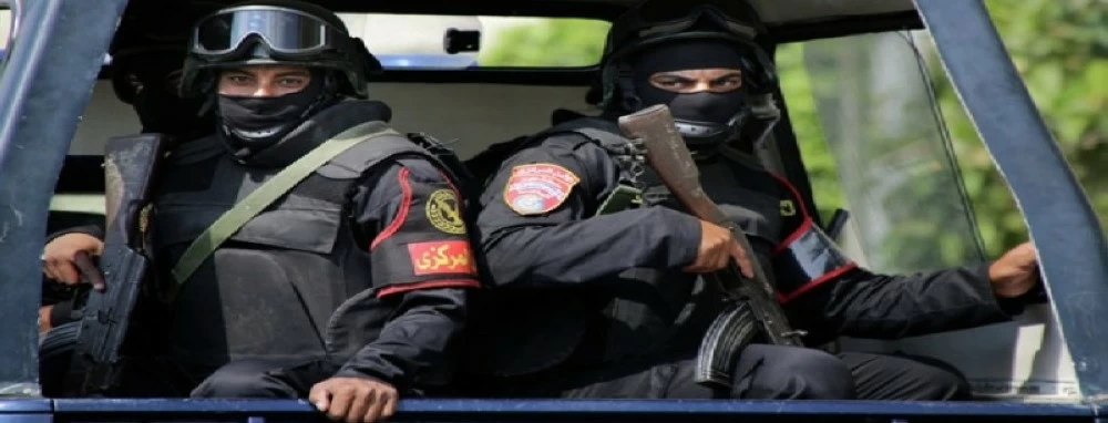 مصريان يقتلان والدهما طعناً في وسط القرية