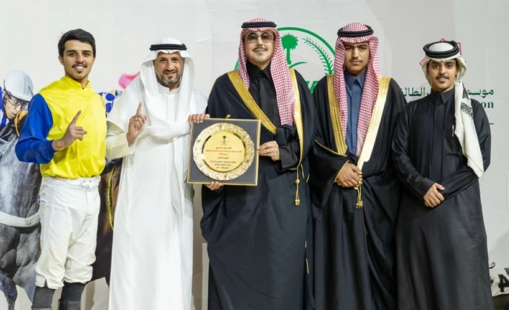 الأمير عبدالله بن سعود يتوّج السهلي بكأس الأمير «سعود بن محمد» للفروسية بالطائف الأمير عبدالله بن سعود يتوّج السهلي بكأس الأمير «سعود بن محمد» للفروسية بالطائف