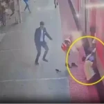 شاهد: أب وابنه يعلقان بين القطار والرصيف.. ثوانٍ أنقذتهما من الموت