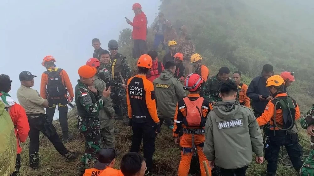 تحطم الطائرة الإندونيسية يودي بحياة 10 أشخاص