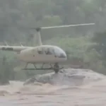 بعد 27 ساعة فوق صخرة.. مروحية تنقذ زوجين من فيضانات قاتلة