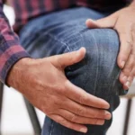 «طقطقة الركبة».. أمر طبيعي أم إنذار خطر؟