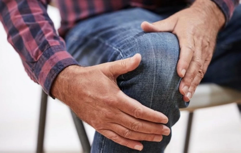 «طقطقة الركبة».. أمر طبيعي أم إنذار خطر؟ «طقطقة الركبة».. أمر طبيعي أم إنذار خطر؟