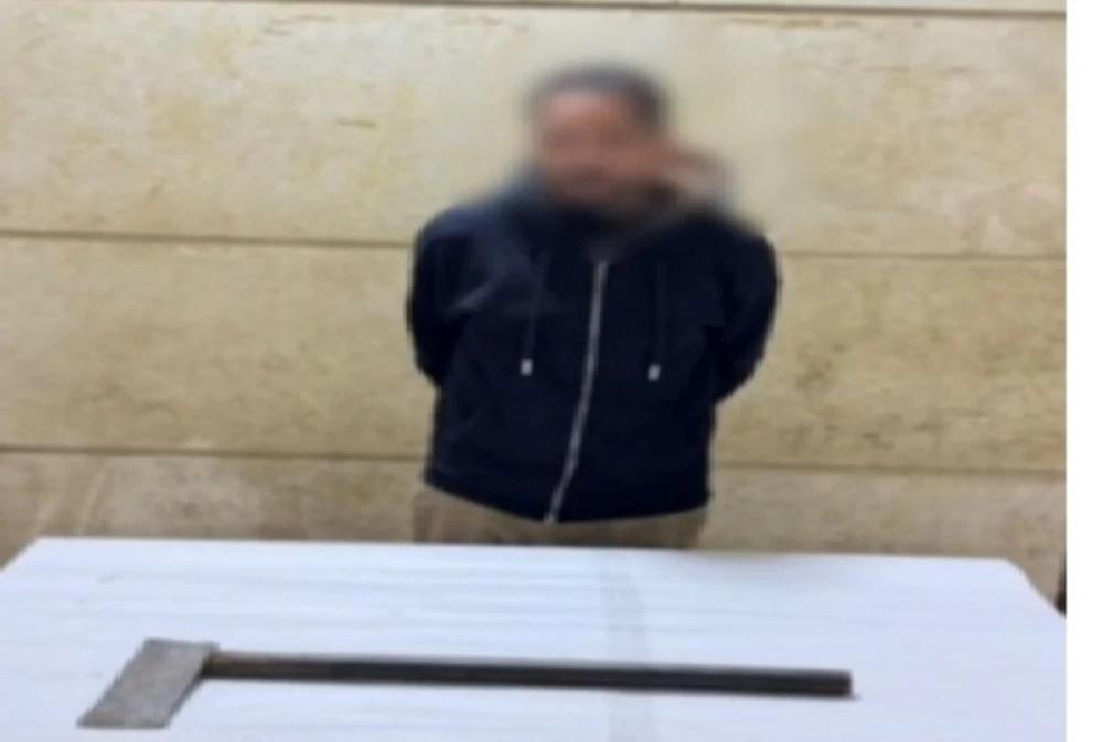 ميراث يتحول لجريمة.. شاب يعتدي على والدته بـ«فأس» في مصر!