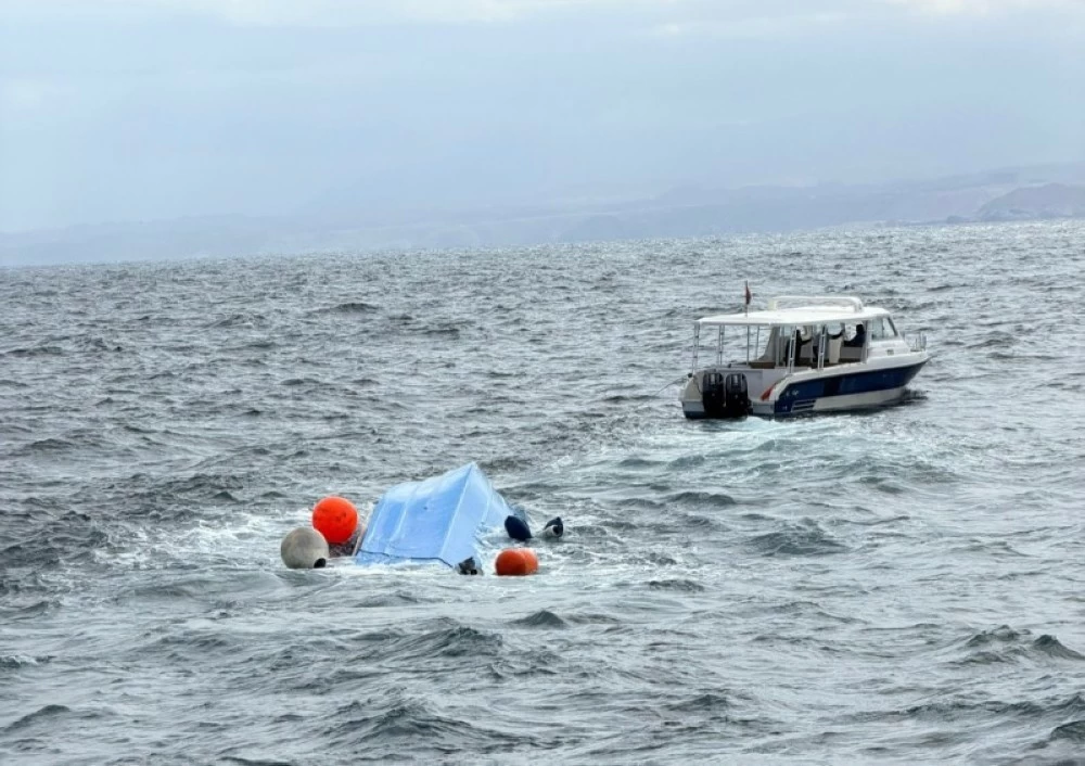 حادثة مأساوية قبالة سواحل عمان.. وفاة 3 فرنسيين غرقاً بعد انقلاب مركب سياحي