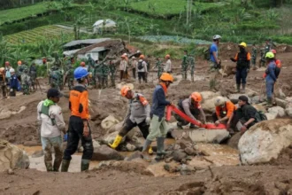 ارتفاع عدد الوفيات جراء انهيار أرضي في إندونيسيا إلى 50 شخصاً