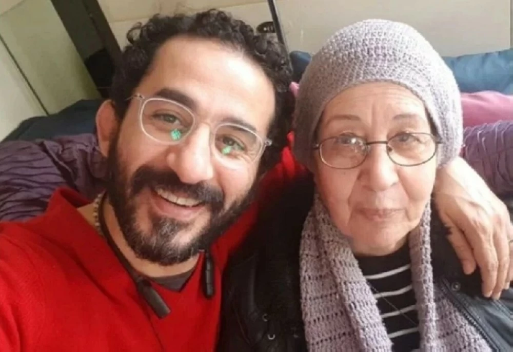 شقيقة أحمد حلمي تكشف أزمة والدته.. وصمته يثير التساؤلات