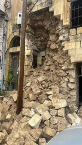 انهيار جزئي في مبنى قديم مقابل بلدية السلط والجهات المعنية تتدخل