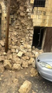 انهيار جزئي في مبنى قديم مقابل بلدية السلط والجهات المعنية تتدخل