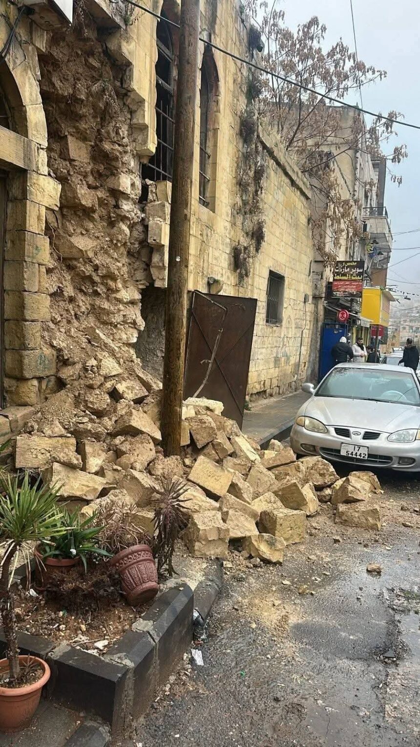 انهيار جزئي في مبنى قديم مقابل بلدية السلط والجهات المعنية تتدخل