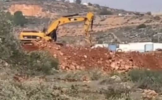 الاحتلال يجرف أراضي ويقتلع أشجار زيتون في ترمسعيا​ 