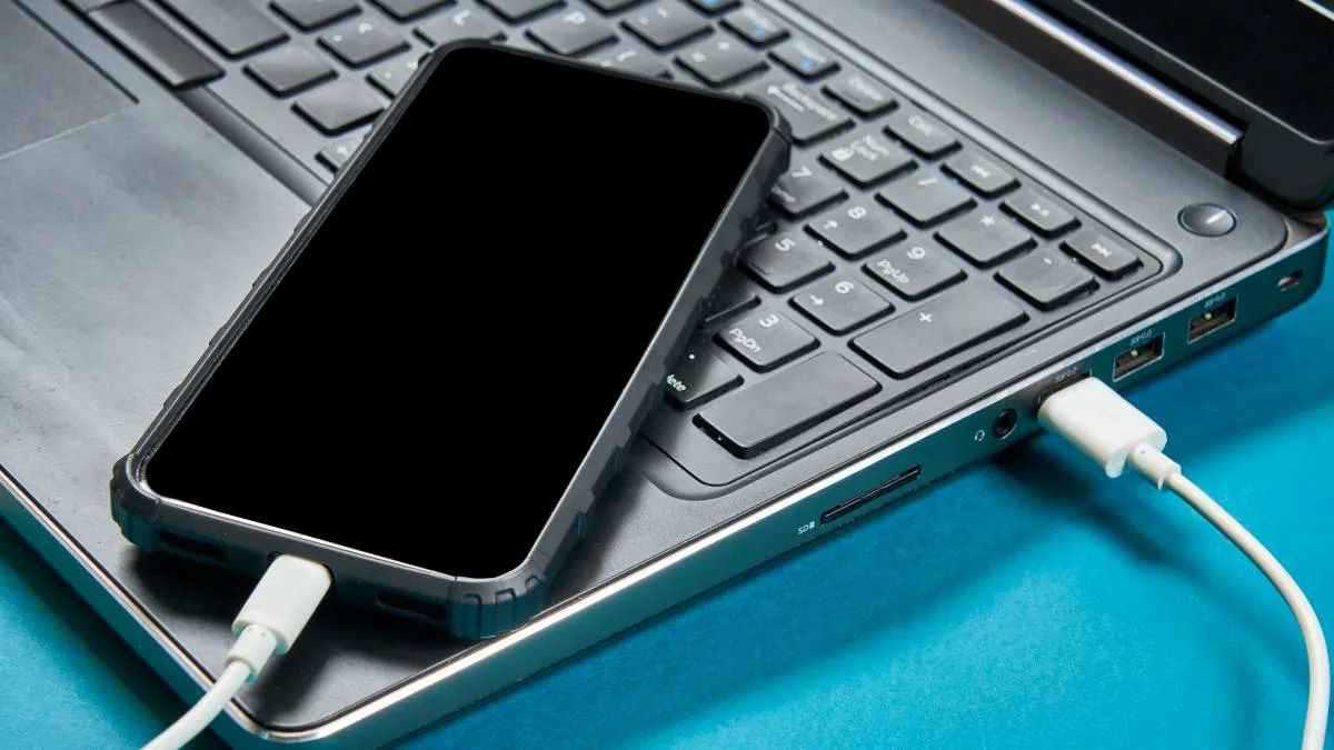 شحن الهاتف من الكمبيوتر قد يضر بالبطارية